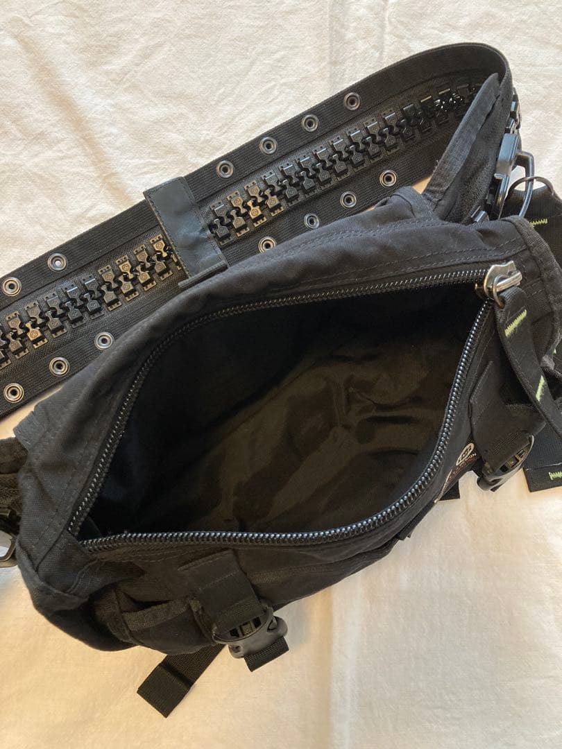 TOUGH JEANS SMITH デカジップ ボディバッグ