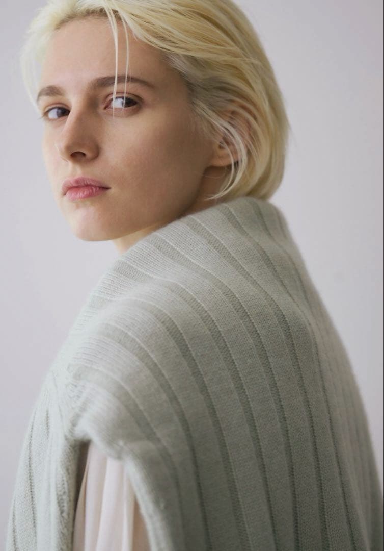 美品 ebure ローゲージカシミア ハイネックリブニットプルオーバー グリーン