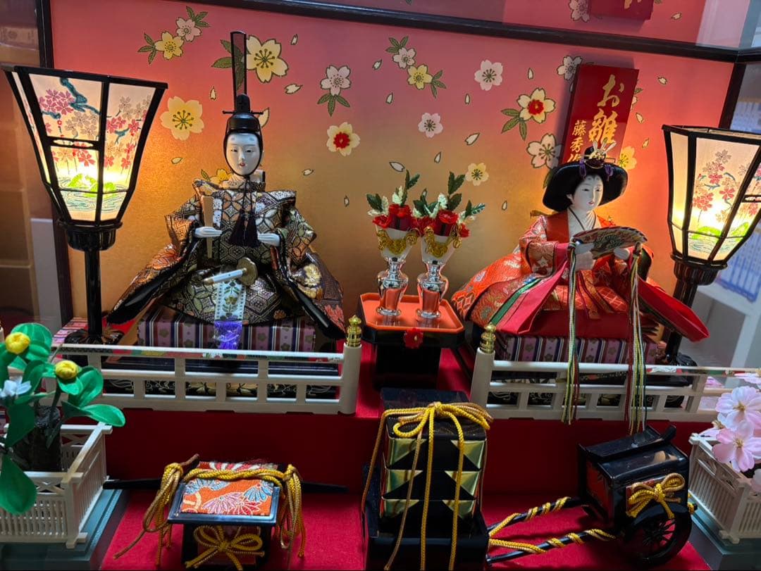 雛人形　極上本頭　高級西陣織仕立て　ガラスケース　オルゴール付き