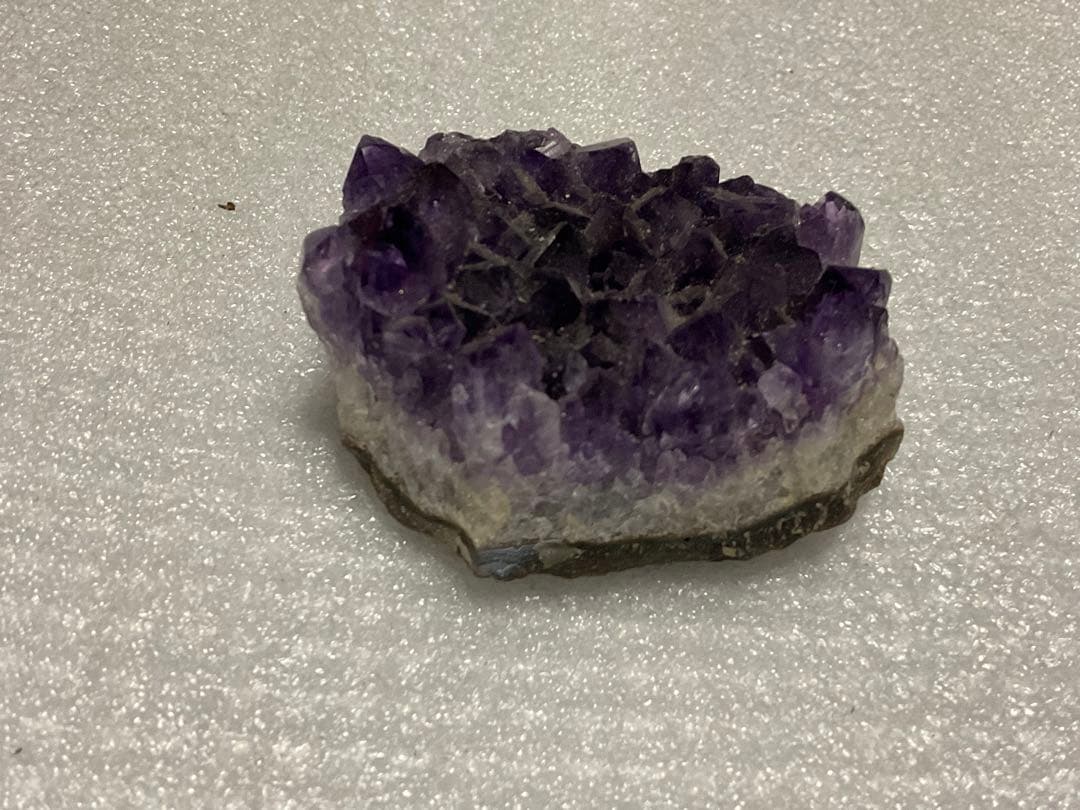 紫水晶。エメラルド。【綺麗な鉱石となります。お部屋のインテリアとかに如何ですか】