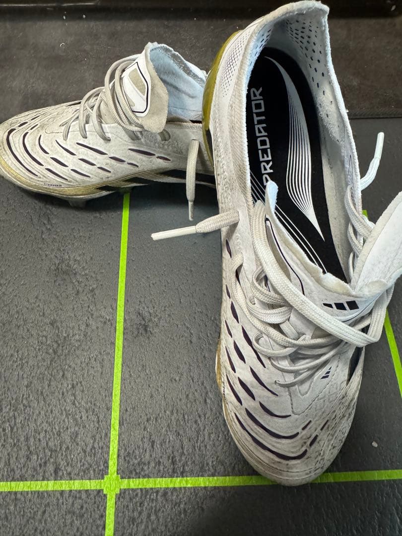 プレデターELITE FGフットウェアホワイト/コアブラック/ゴールドメタリック