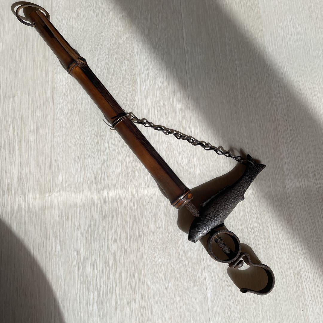 自在鉤 アンティーク 古民具 囲炉裏 魚モチーフ 金属×竹×木 和レトロ 古道具