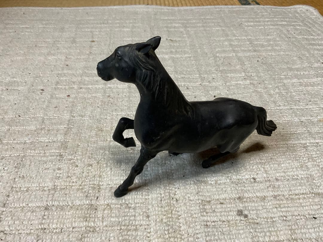 馬の銅像。幅、15センチ程の物。【置物として如何でしょう？】