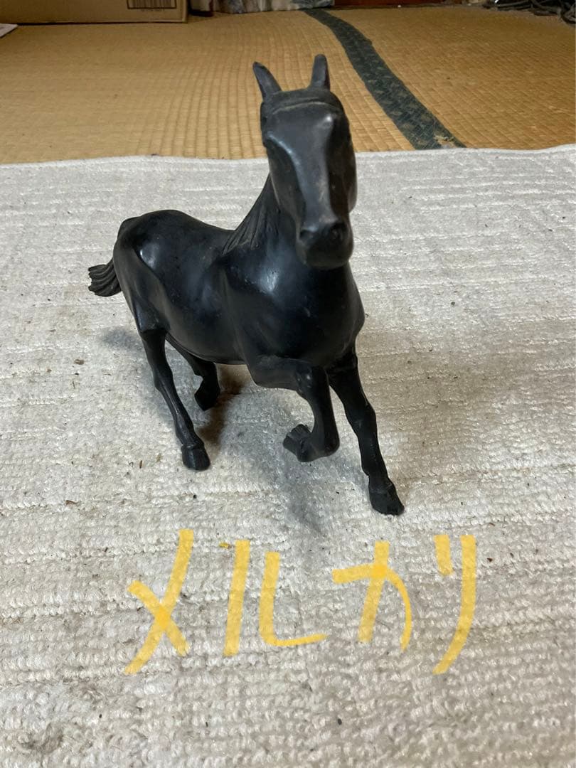 馬の銅像。幅、15センチ程の物。【置物として如何でしょう？】