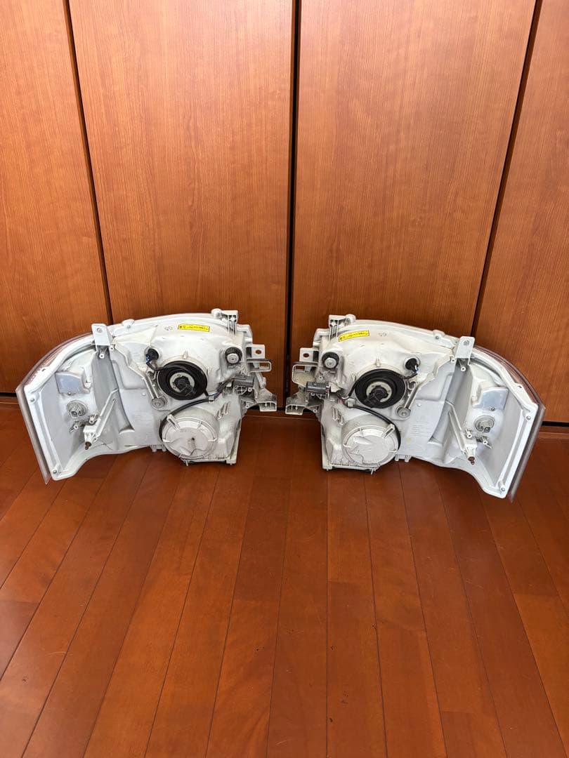 ハイエース　純正　HID ヘッドライト　3型