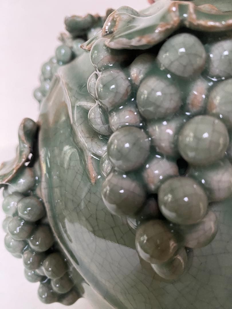 壺　緑色　陶磁器　葡萄　青磁　景徳鎮　貫入　花瓶　骨董　アンティーク