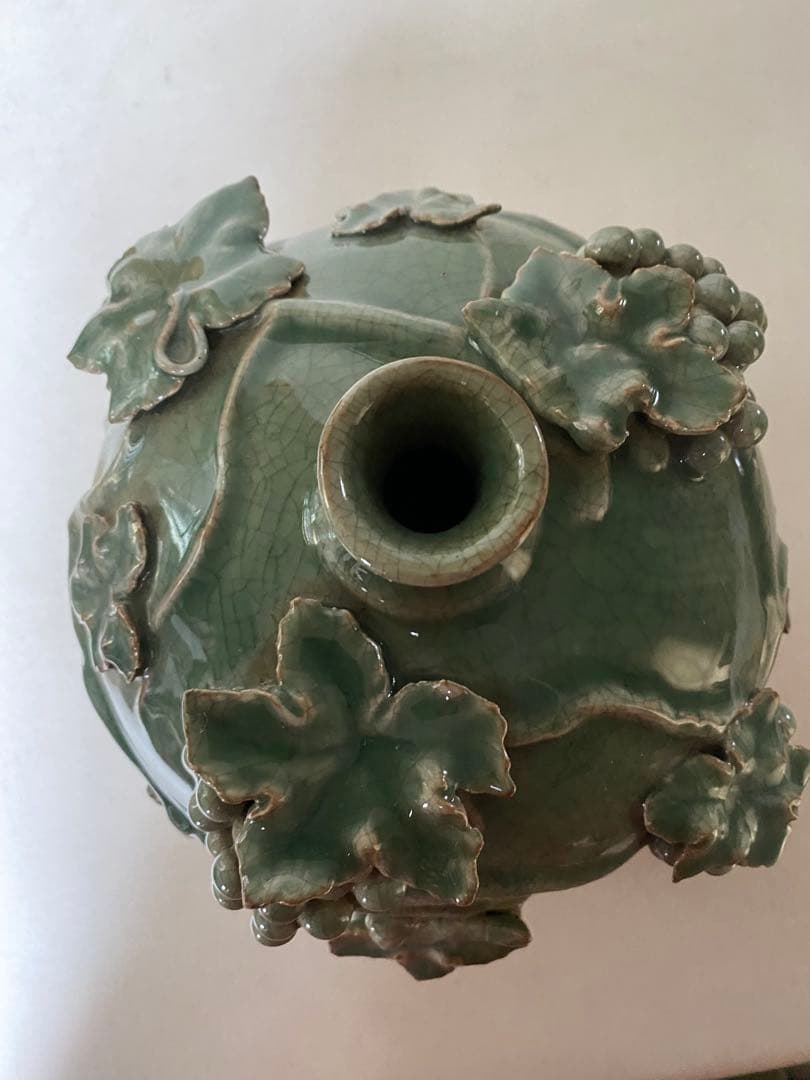 壺　緑色　陶磁器　葡萄　青磁　景徳鎮　貫入　花瓶　骨董　アンティーク