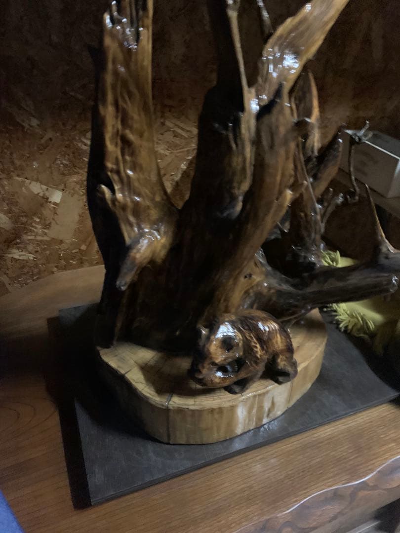 木製クマの彫刻置物