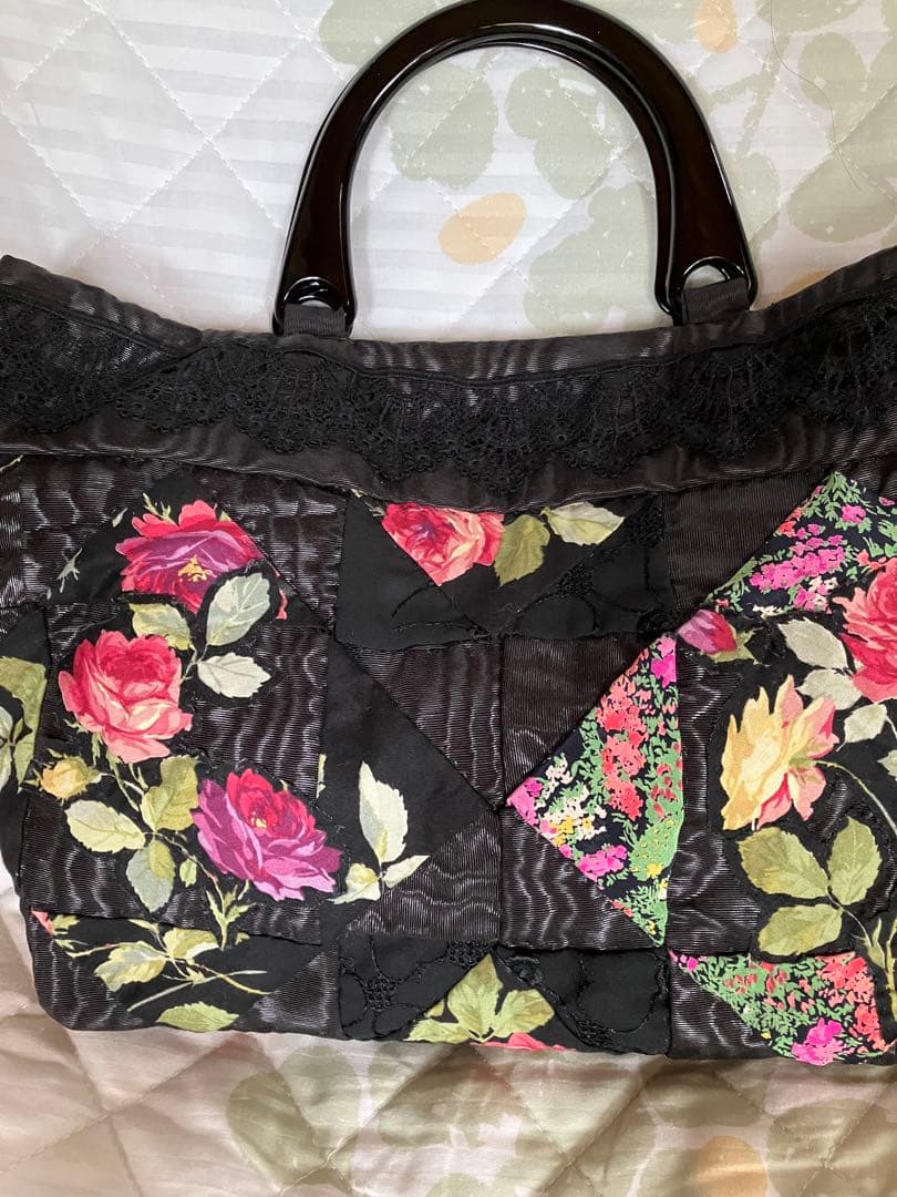 黒モアレ生地と薔薇柄仕様　パッチワークキルトバッグ