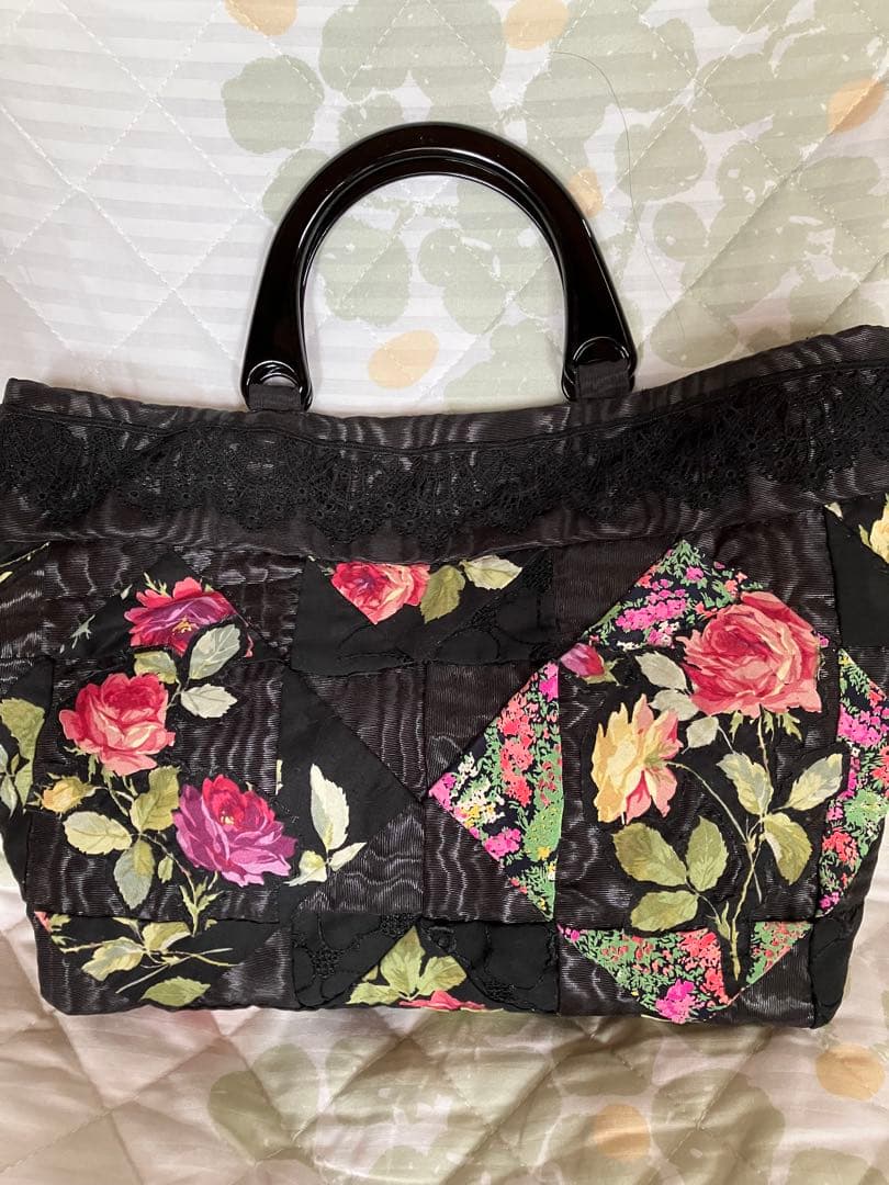 黒モアレ生地と薔薇柄仕様　パッチワークキルトバッグ