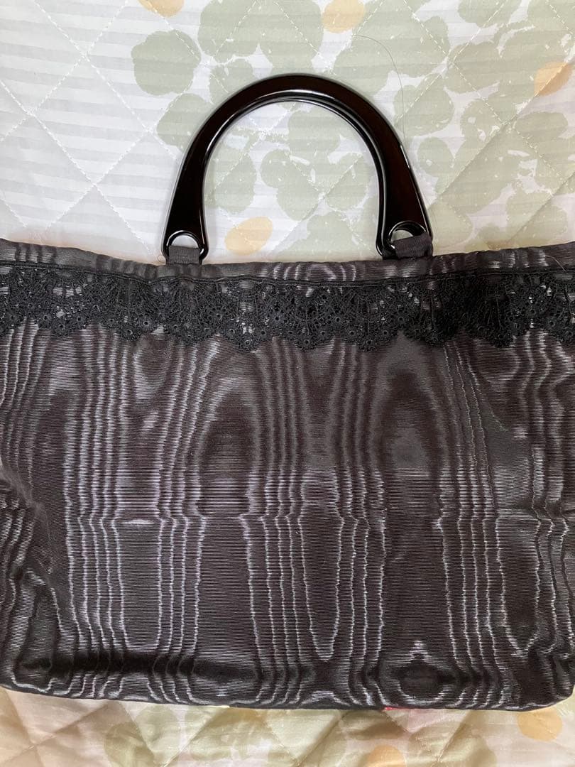 黒モアレ生地と薔薇柄仕様　パッチワークキルトバッグ