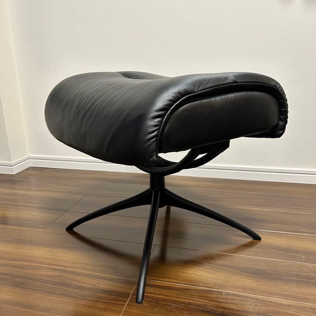 Stressless® 黒のレザーオットマン