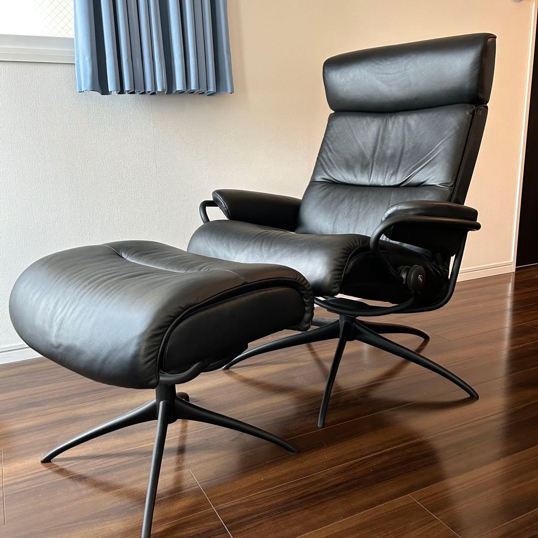 Stressless® 黒のレザーオットマン
