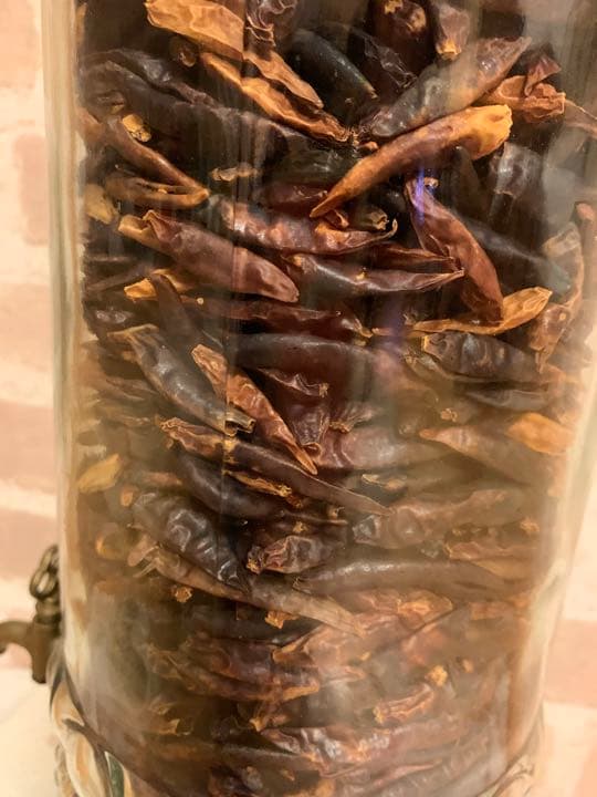 【ガラス雑貨】蛇口付き唐辛子入り瓶置物