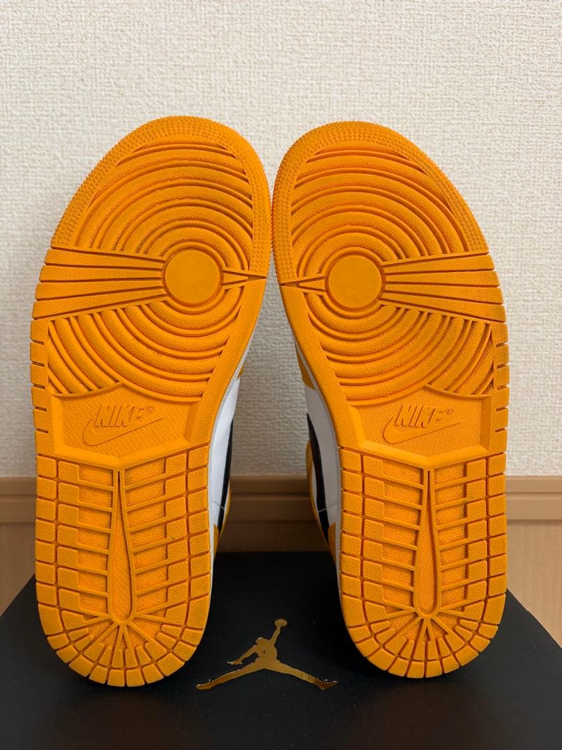 ナイキ エアジョーダン1ミッド タクシー/ブラックホワイト 554724-701