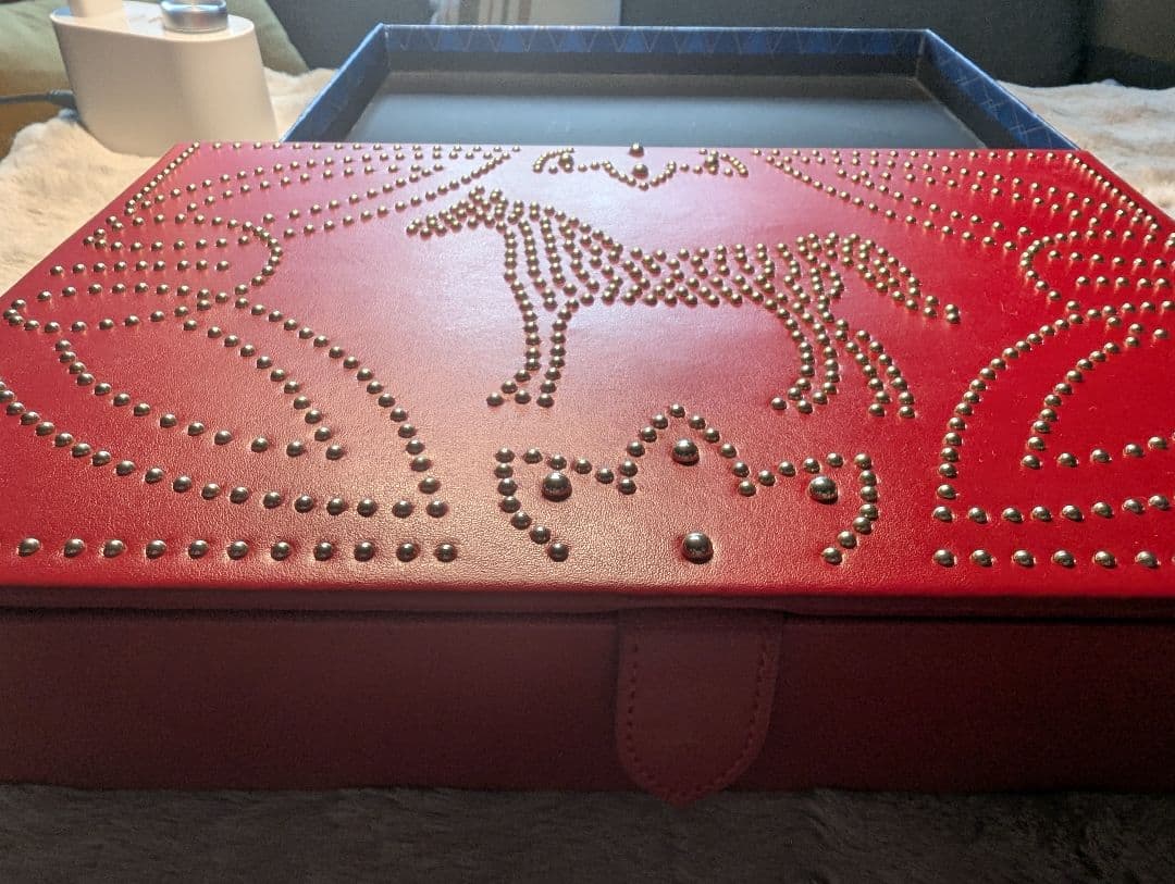 馬モチーフのレッドアクセサリーケース