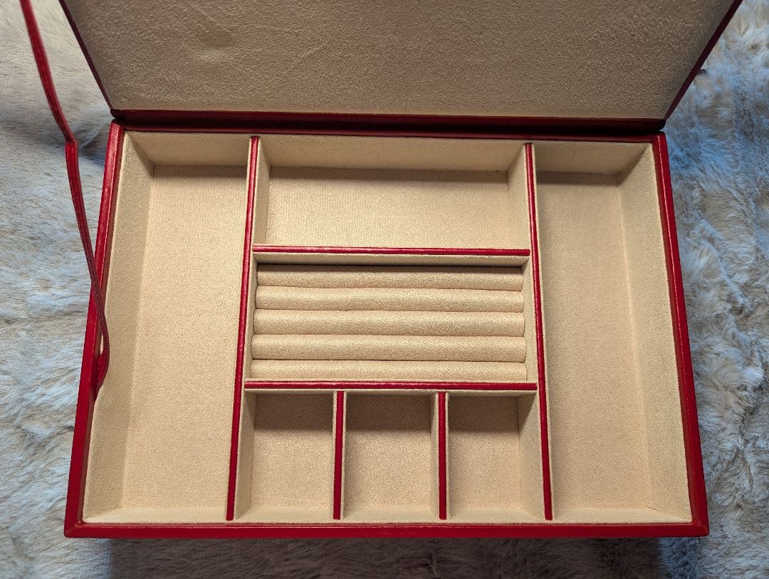 馬モチーフのレッドアクセサリーケース