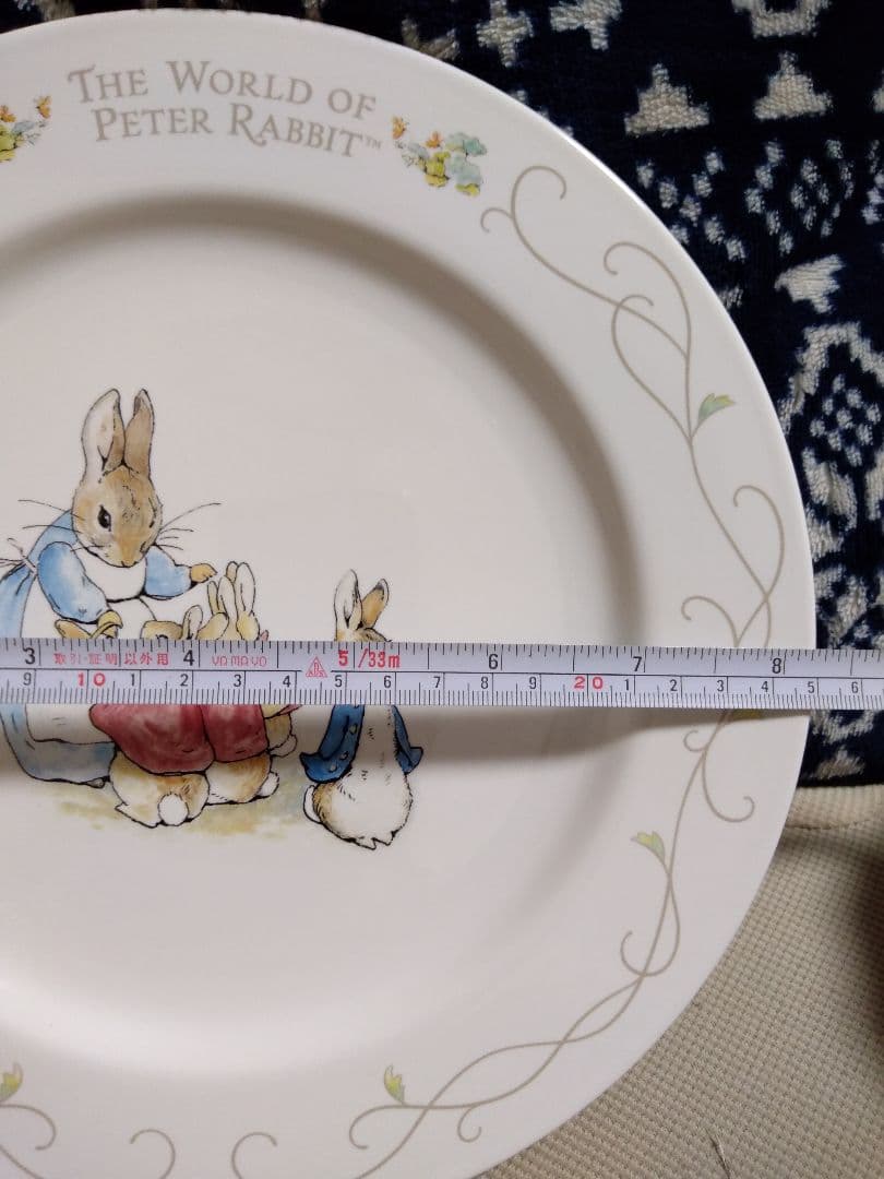 美品　ピーターラビットの貯金箱と大皿　箱付