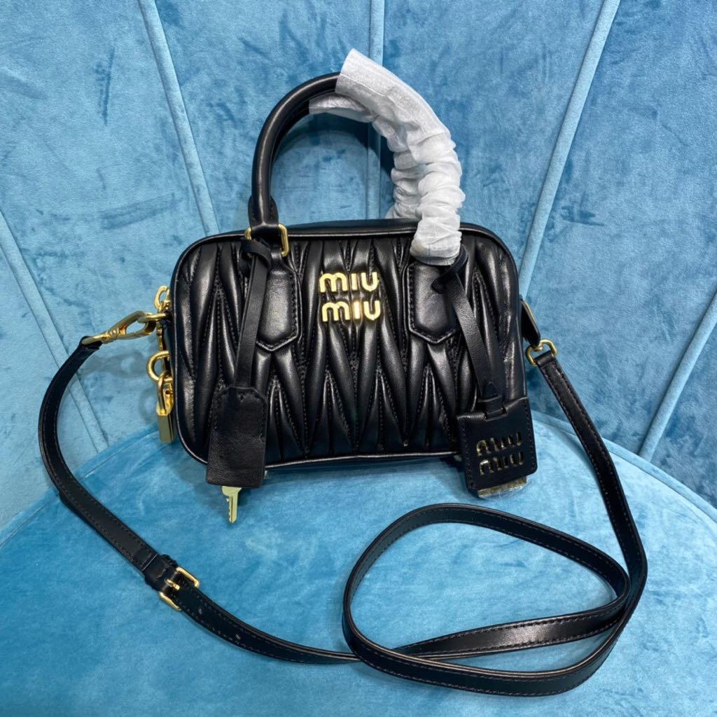 MIU MIU ハンドバッグ　ブラック