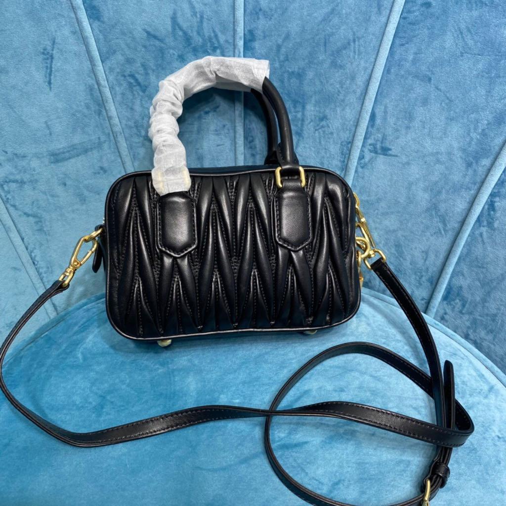 MIU MIU ハンドバッグ　ブラック