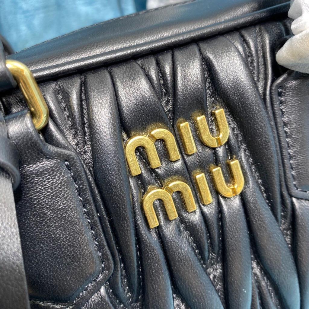 MIU MIU ハンドバッグ　ブラック