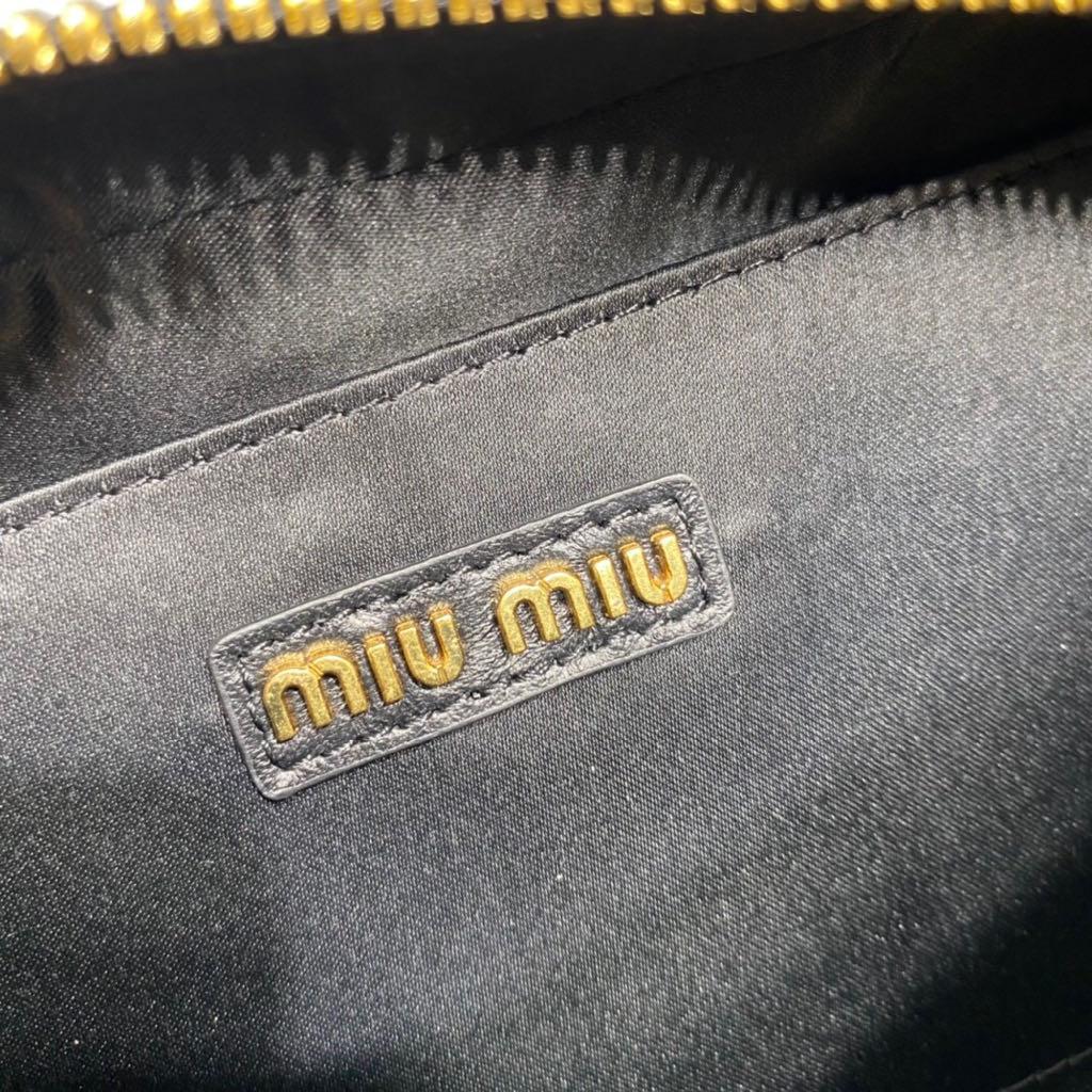 MIU MIU ハンドバッグ　ブラック