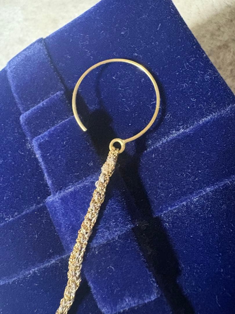 キャロリーナブッチCAROLINA BUCCIミサンガピアスベージュ（片耳のみ）