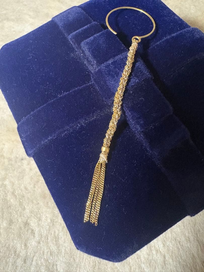 キャロリーナブッチCAROLINA BUCCIミサンガピアスベージュ（片耳のみ）