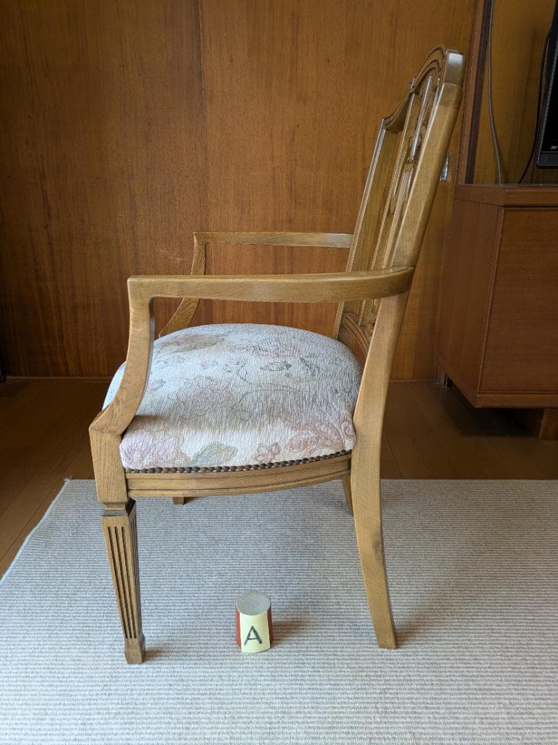 カリモク　ドマーニ　肘付きダイニングチェア「A」