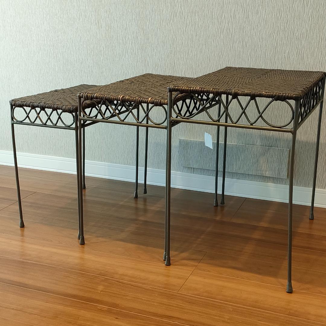 〈輸入〉ラタン　ネストテーブル　アイアンフレーム　サイドテーブル