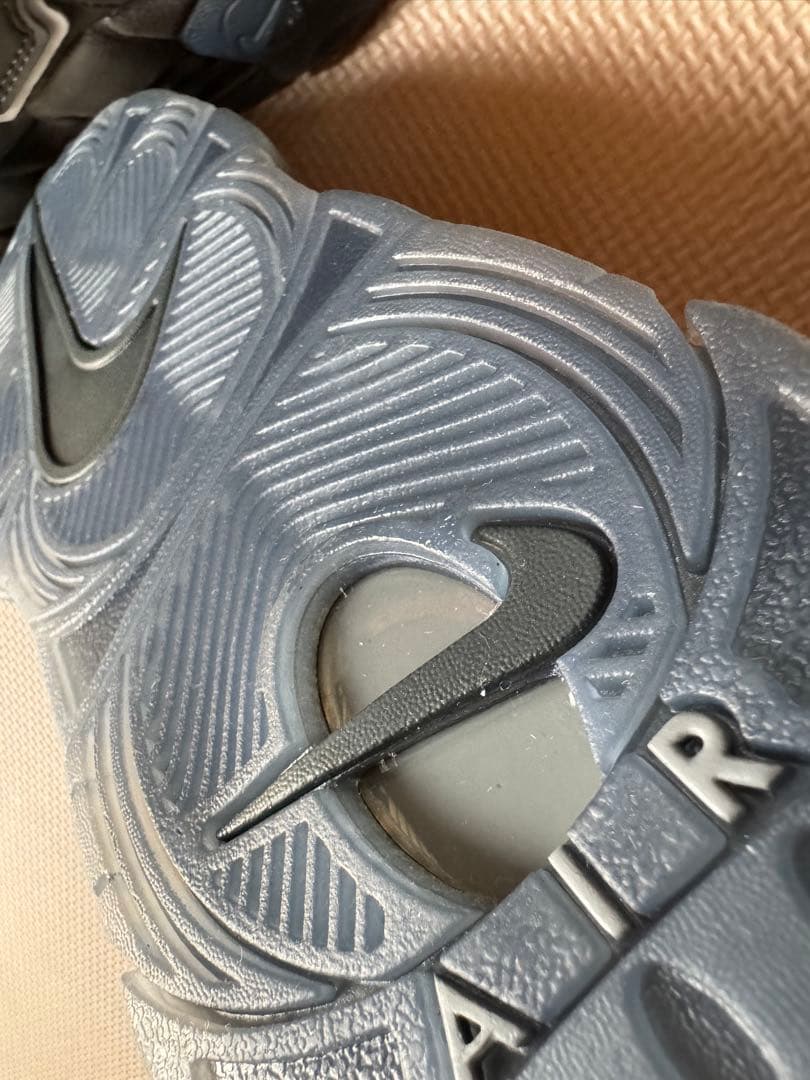 エア モア アップテンポ '96 アイアングレー/スモークグレー/アンスラサイト