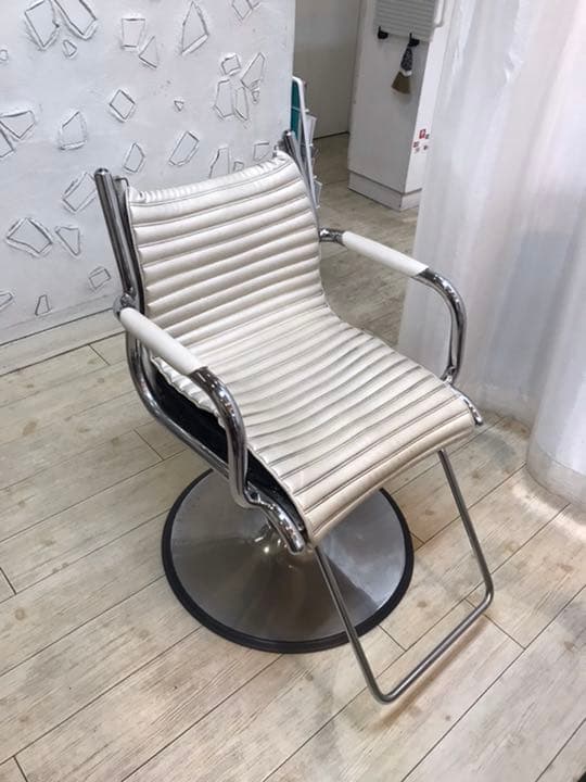 タカラの美容椅子１台（もう１台・有ります計２台）