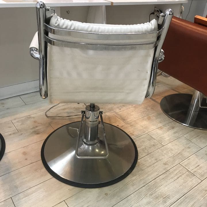 タカラの美容椅子１台（もう１台・有ります計２台）