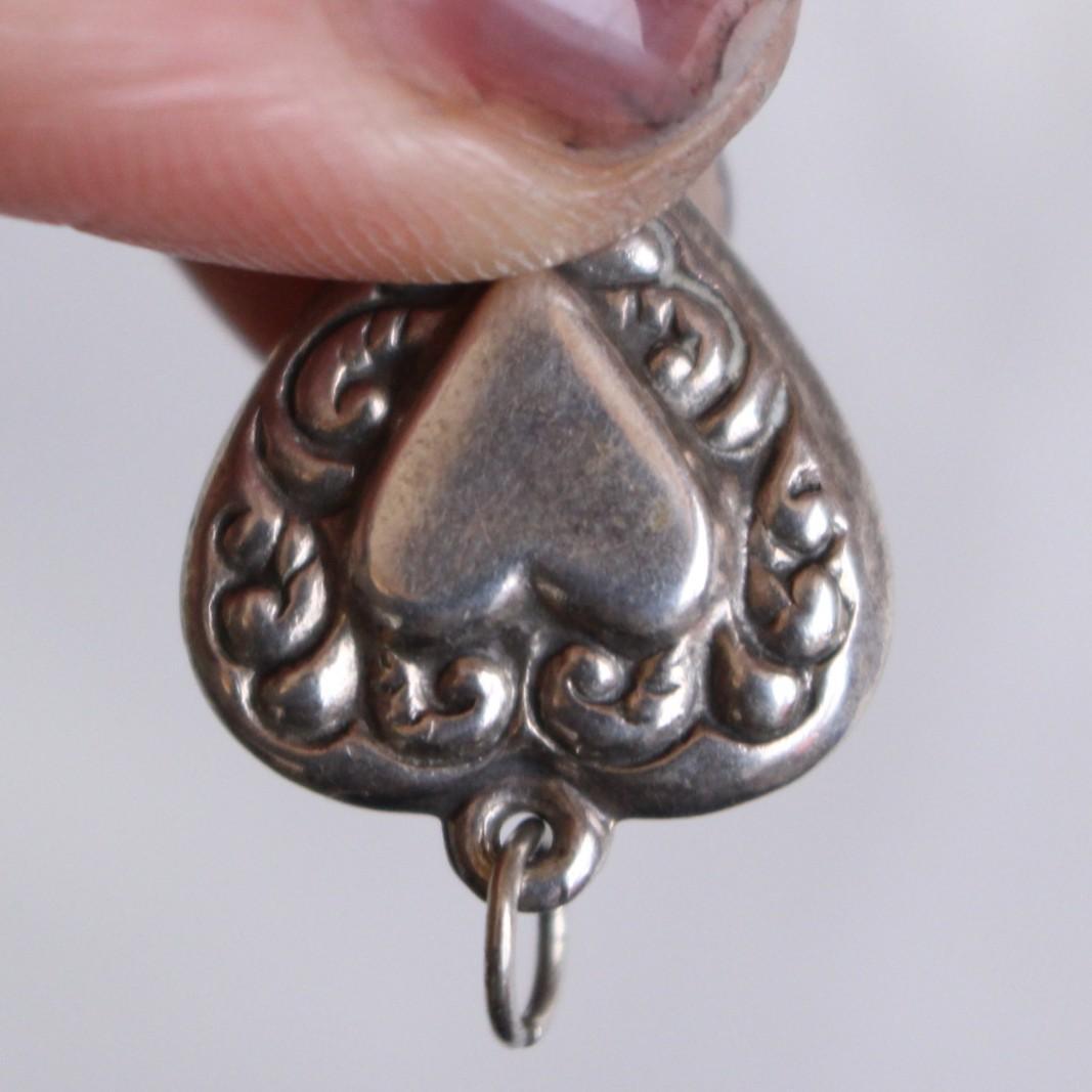 40s　スウィートハートジュエリー 　唐草 古着　渦巻　チャーム 波　NAVY