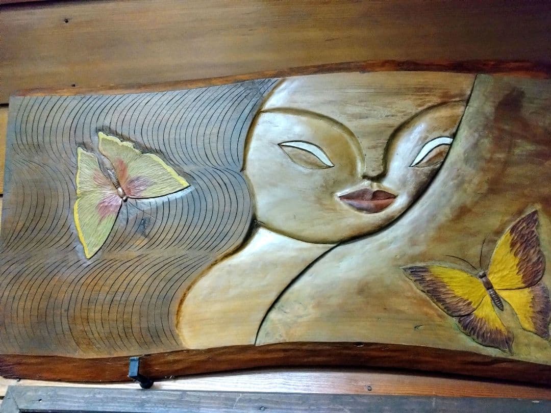 木製レリーフアート 　髪の長い女性と蝶　作家物　手彫り　サイン有り