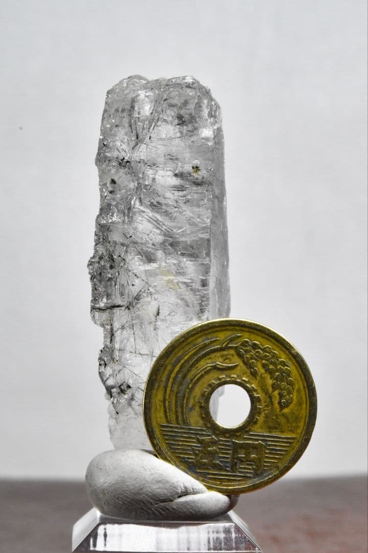 初期モンドクォーツ 角閃石入りポイント