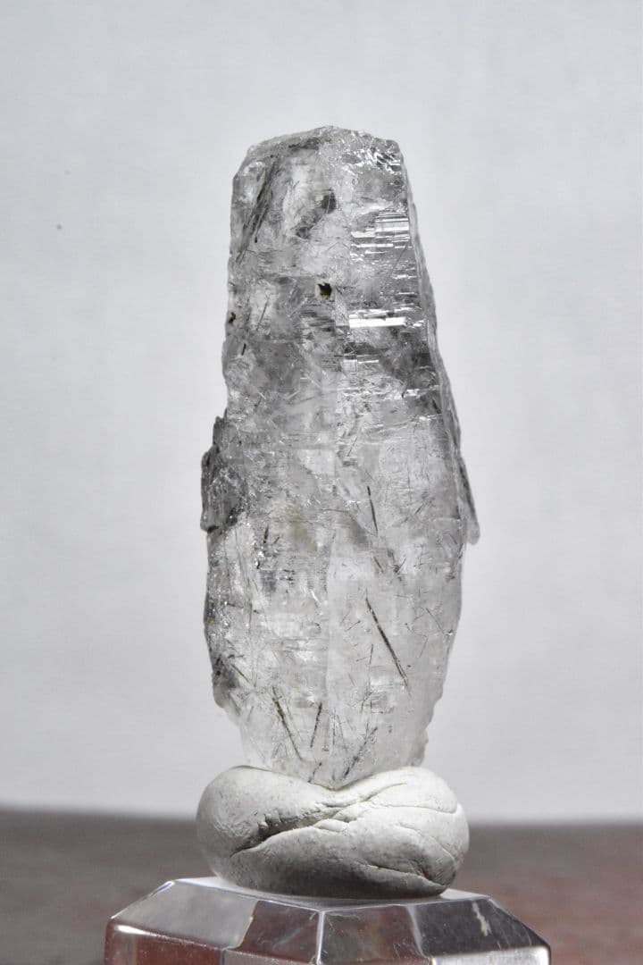 初期モンドクォーツ 角閃石入りポイント