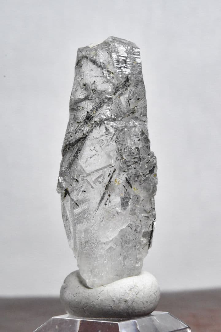 初期モンドクォーツ 角閃石入りポイント