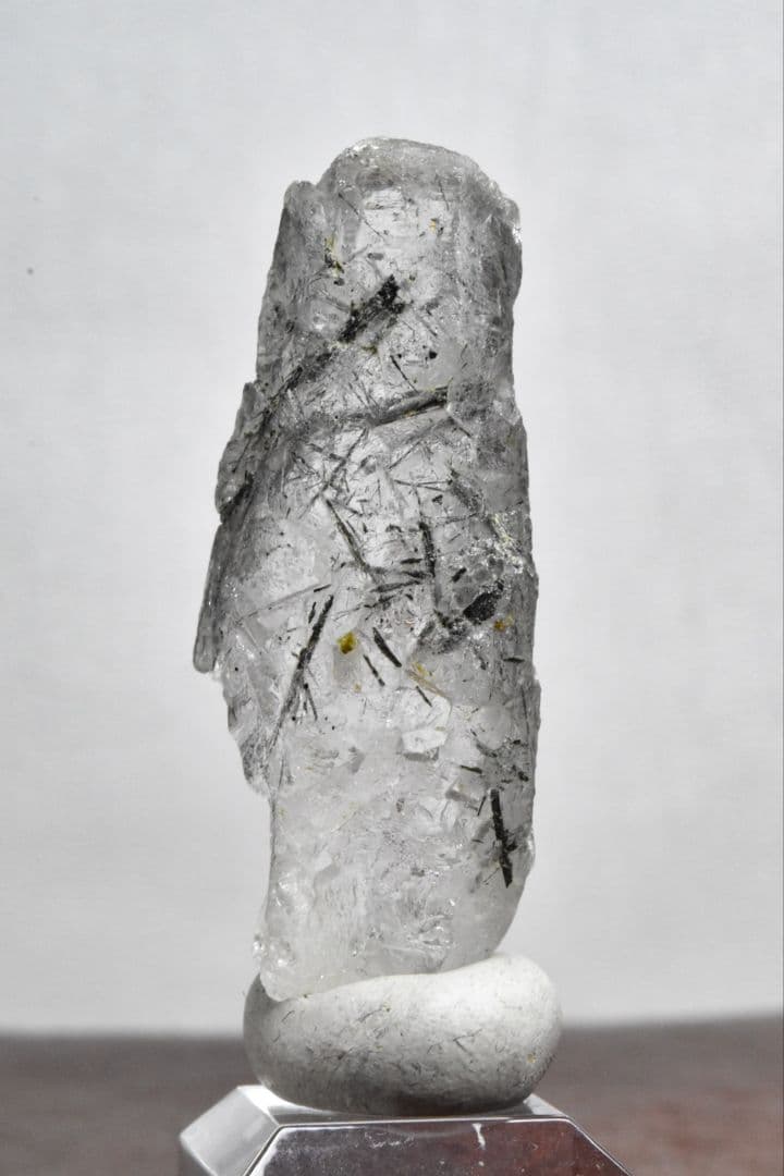 初期モンドクォーツ 角閃石入りポイント