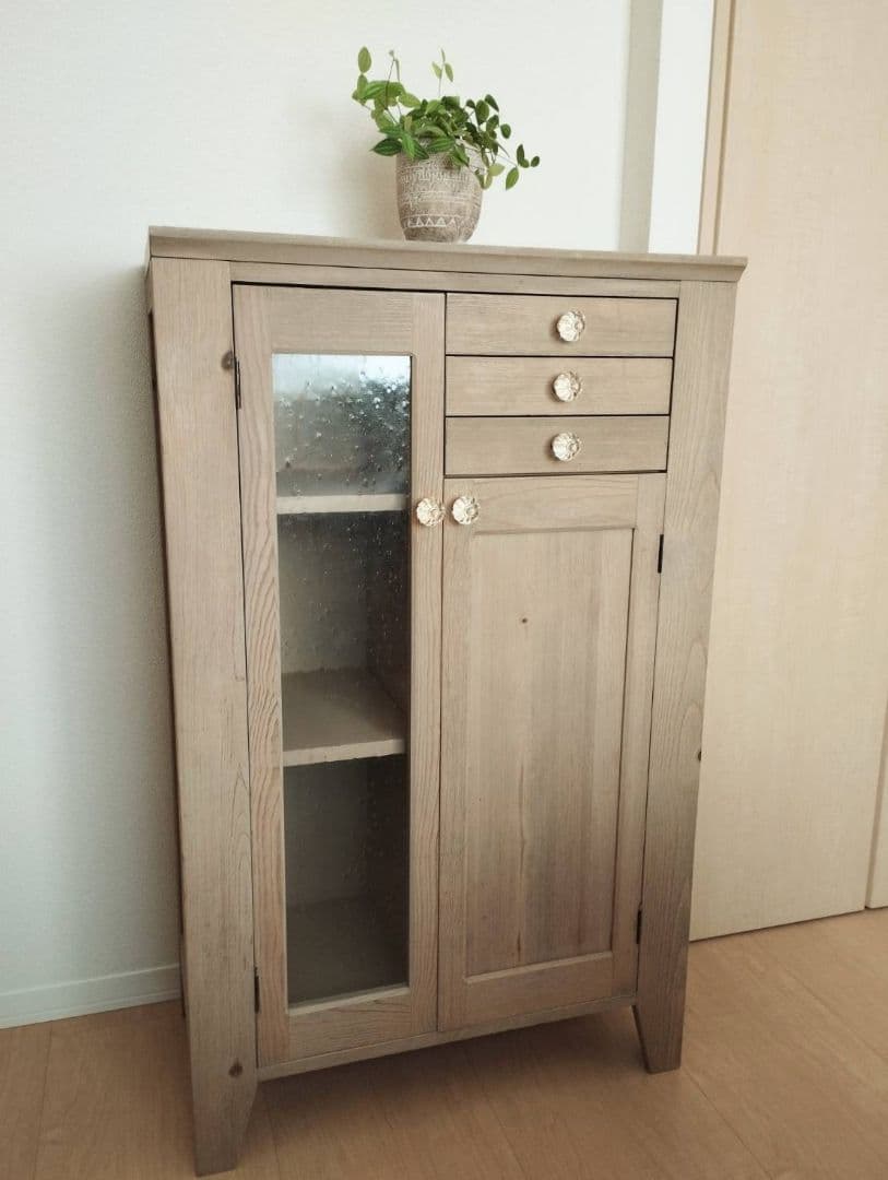 ★素朴な古い木肌のハイチェスト・気泡ガラス入りの扉・ガラス取っ手・北欧／節あり