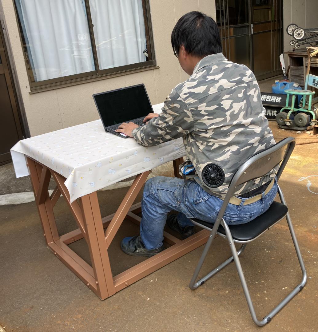 勉強机　事務机（緊急時は避難シェルター）　在庫３個　机　ダイニングテーブル