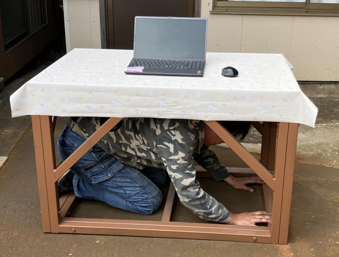 勉強机　事務机（緊急時は避難シェルター）　在庫３個　机　ダイニングテーブル