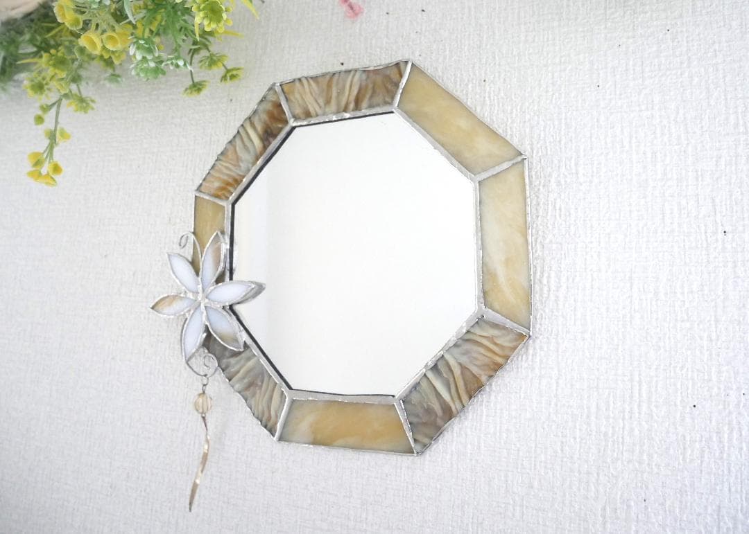 ✴︎:.。.ベージュの八角形鏡♪　（size20/max22）ステンドグラス