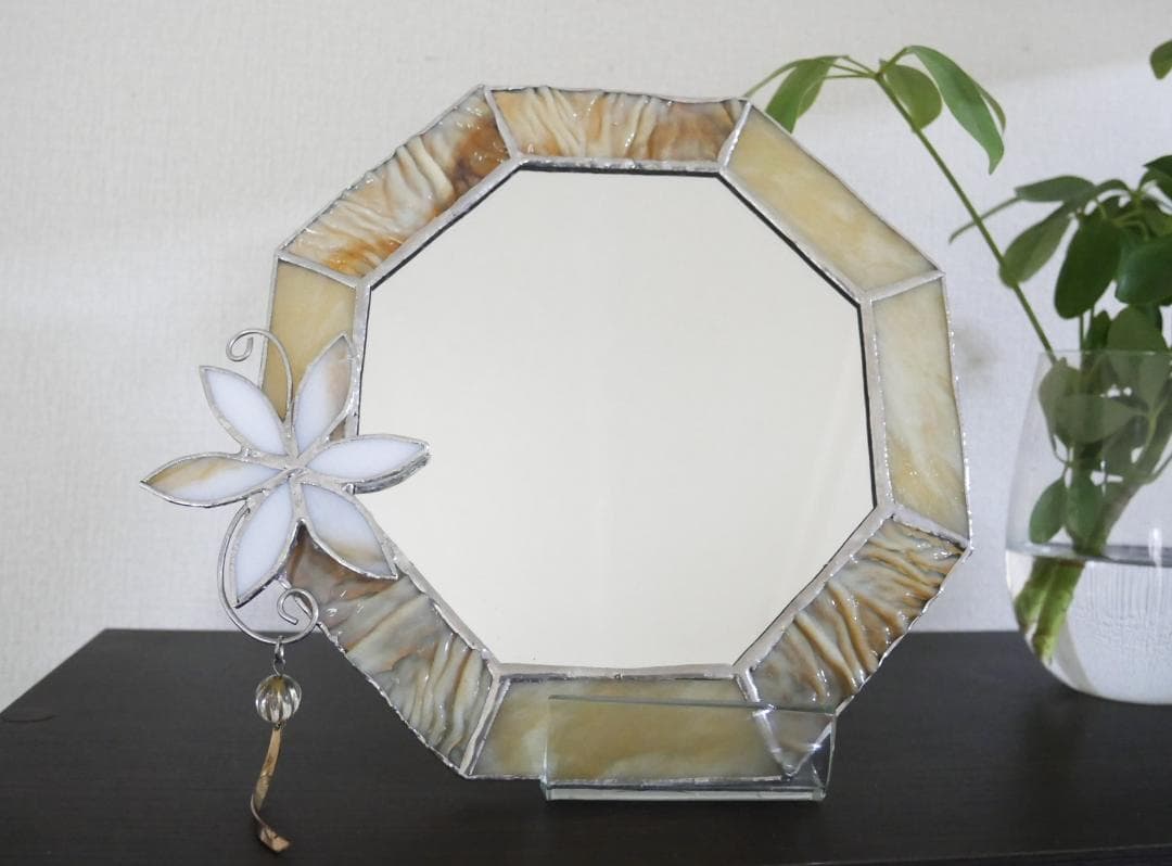 ✴︎:.。.ベージュの八角形鏡♪　（size20/max22）ステンドグラス