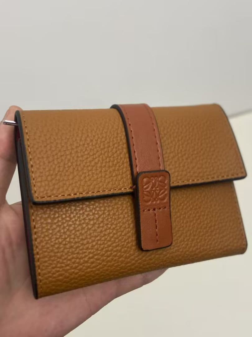 LOEWEブラウンレザ一ミつ折り財布