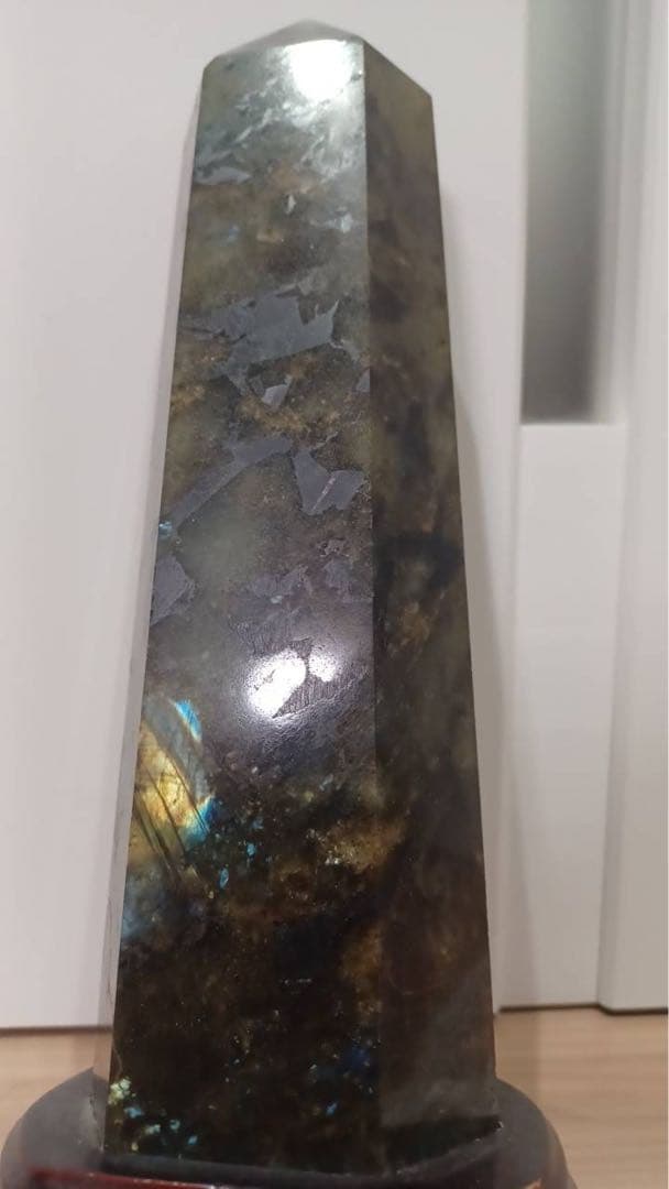 天然石　ラブラドライト 六角柱 ポイント 1.6kg 台座付き