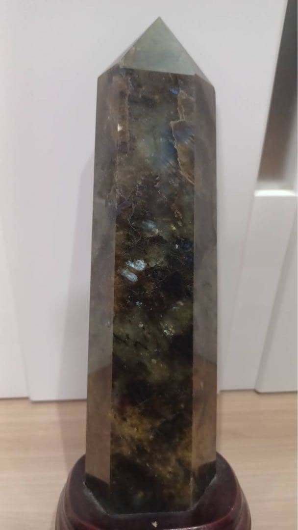 天然石　ラブラドライト 六角柱 ポイント 1.6kg 台座付き