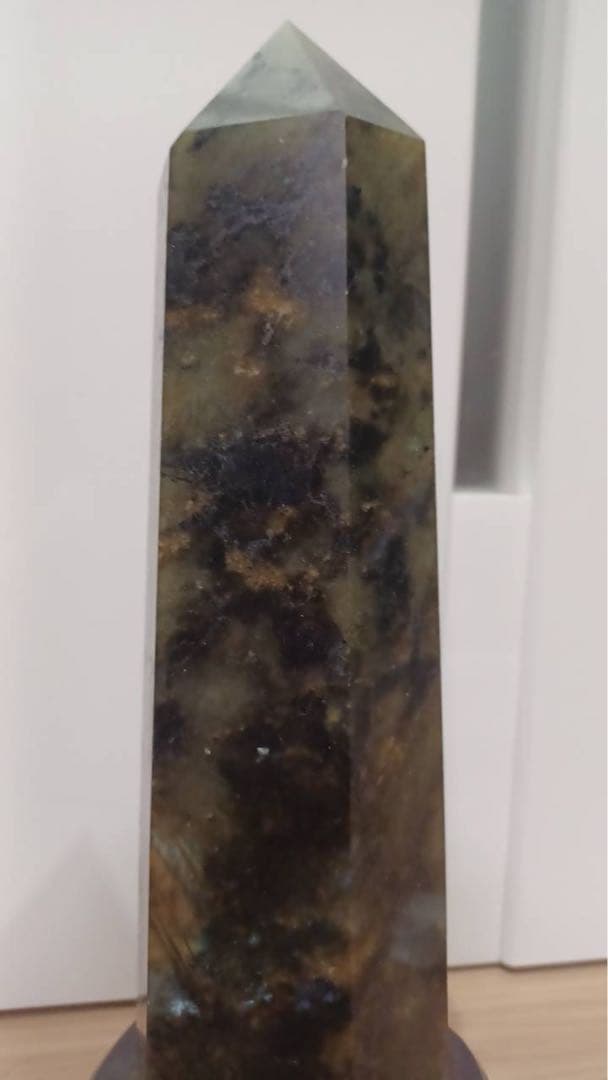 天然石　ラブラドライト 六角柱 ポイント 1.6kg 台座付き
