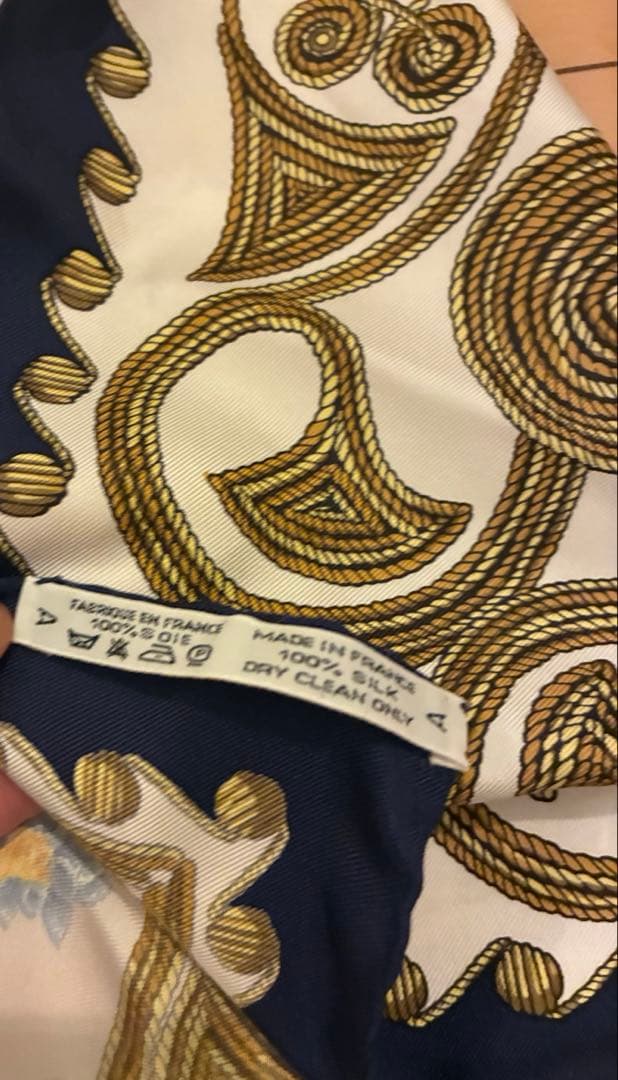 Hermès 花柄シルクスカーフ