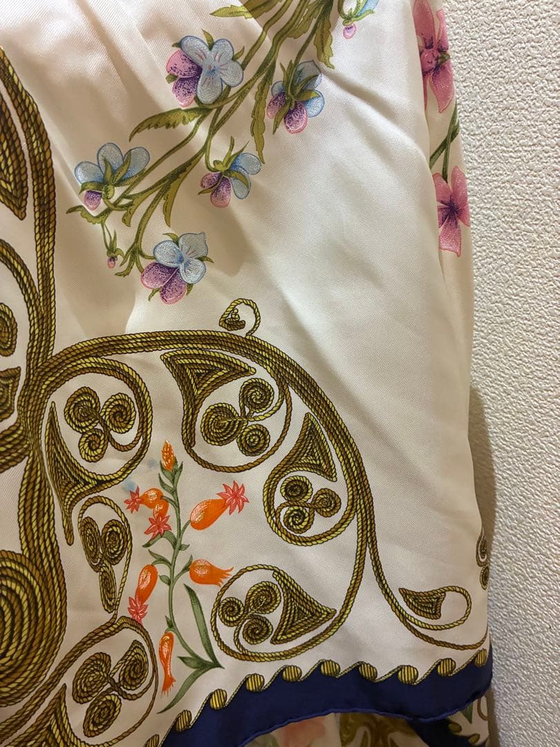 Hermès 花柄シルクスカーフ